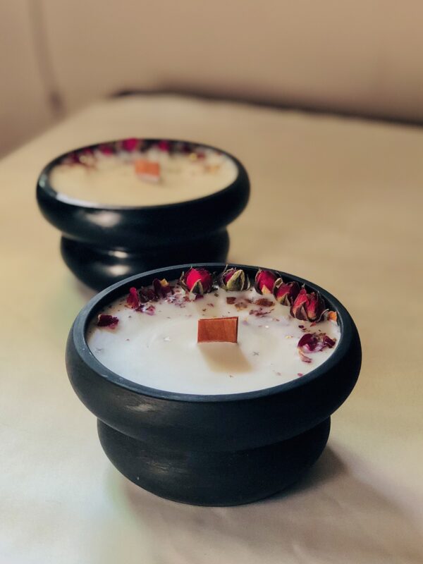 Bed of Roses Candle - Image 2